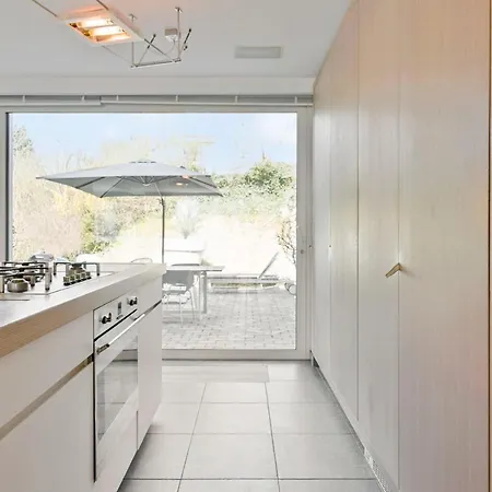 Modern Architectural House 5 Min From Beach With Great Private Garden Ferienhaus
