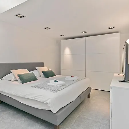 Modern Architectural House 5 Min From Beach With Great Private Garden Casa vacanze *